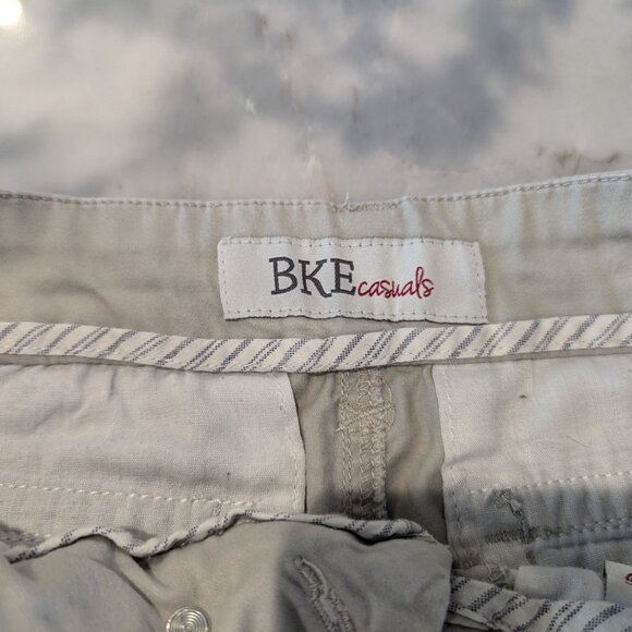 #30 BKE Mollie Style Beige Shorts with Embellishments Decorative Pockets Sz 26 - Picture 2 of 5